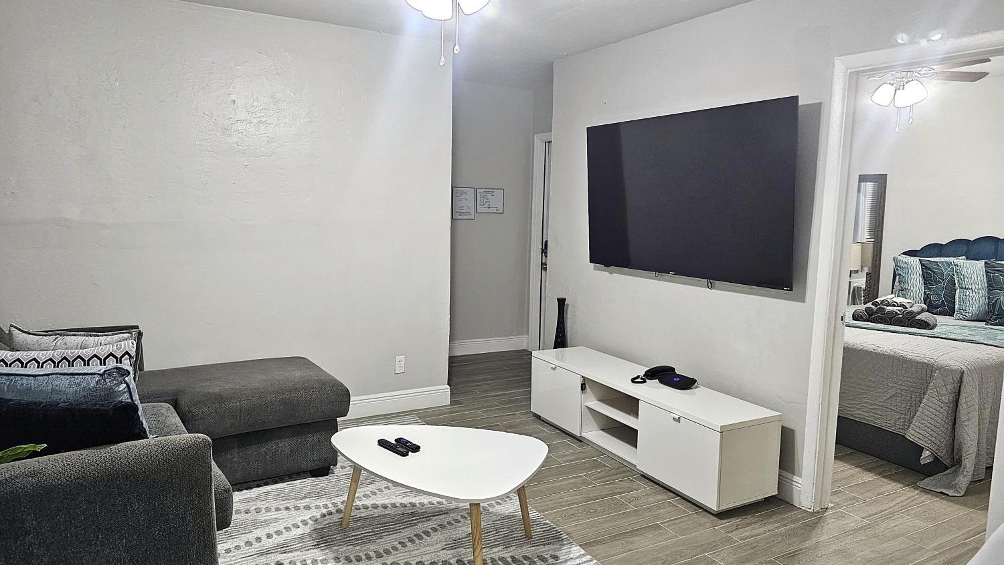 Big Tv Apartment 5 Miles From Hard Rock Casino Hollywood Exterior photo